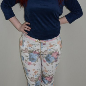 Pantalon la moda, nuanta de alb si imprimeu floral - Img 2