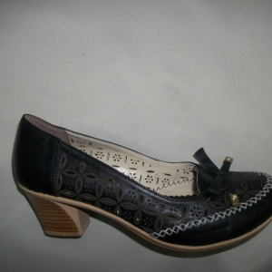 Pantof cu model deosebit perforat in piele, infrumusetat cu funda - Img 2