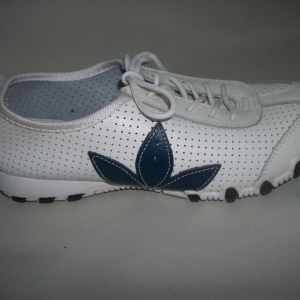 Pantofi sport, in nuanta de alb cu un detaliu bleumarin - Img 2