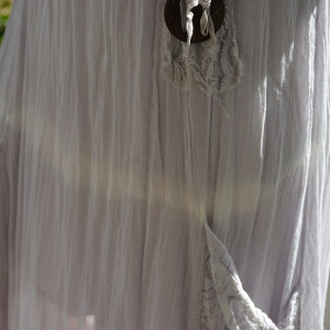 Rochie alba cu aspect creponat, cu bretele late si decolteu - Img 5