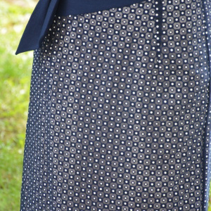 Rochie bleumarin cu imprimeu deiosebit cu alb, de lungime medie - Img 6