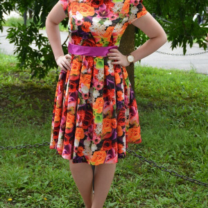 Rochie caasual cu design de flori multicolore si cordon din saten - Img 5