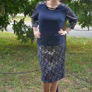Rochie casual de culoare bleumarin cu imprimeu abstract auriu - Img 3