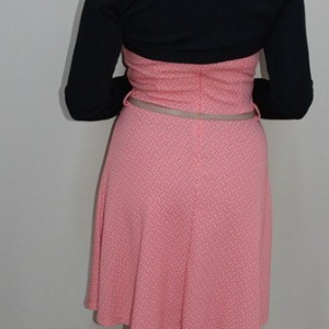 Rochie casual, pe corai, fara maneci, cu curea subtire in talie si in clos - Img 6
