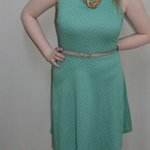 Rochie casual, pe turcoaz, cu material pepit si design abstract, fusta in clos - Img 2