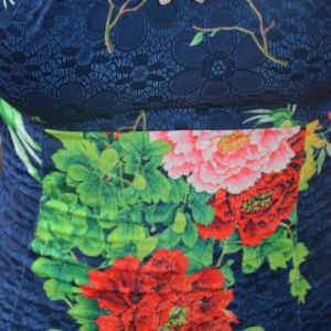 Rochie casual, rafinata, fond bleumarin, cu trandafiri rosu-verde-roz - Img 5