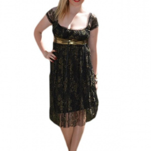 Rochie cu o suprapunere de tul negru cu insertii aurii