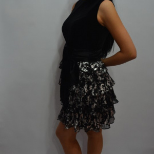 Rochie de gala din catifea neagra, volanase cu design argintiu - Img 5