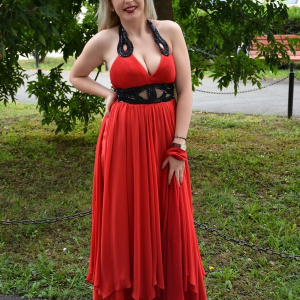 Rochie de gala moderna, in nuanta de rosu aprins, cu insertii negre - Img 3