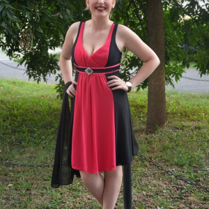 Rochie de ocazie scurta, neagra cu insertie de material roz aprins - Img 2