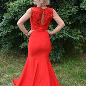 Rochie de seara lunga, culoare rosie, cu insertii de dantela - Img 4