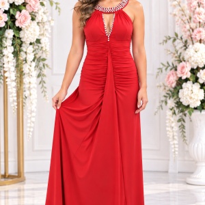 Rochie de seara lunga, rosie, cu design din margele albe in zona gatului