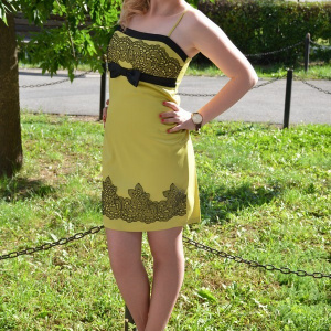 Rochie de seara scurta, pe verde deschis, frumos cambrata pe corp - Img 3