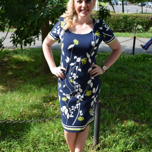 Rochie de zi, bleumarin, model cambrat pe corp, cu detalii alb-verde - Img 2