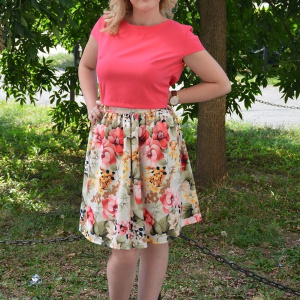 Rochie de zi, cu fusta multicolora si bluza roza, cu maneca scurta - Img 3