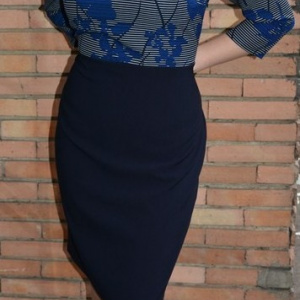 Rochie deosebita cu aspect de costum bleumarin cu imprimeu sus - Img 6
