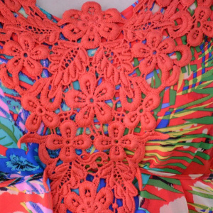 Rochie deosebita de vara, nuanta corai cu flori mari colorate - Img 5