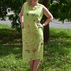 Rochie deosebita de zi verde deschis, cu decorata la decolteu - Img 2