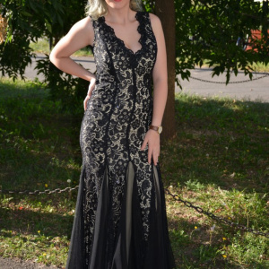 Rochie din dantela neagra pe fond crem, model tip sirena - Img 3