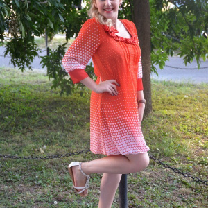 Rochie eleganta cu design de buline pe fond rosu, masuri mici - Img 3