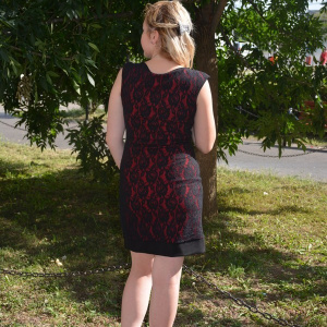 Rochie eleganta, de culoare rosu, cu insertie din dantela neagra - Img 5