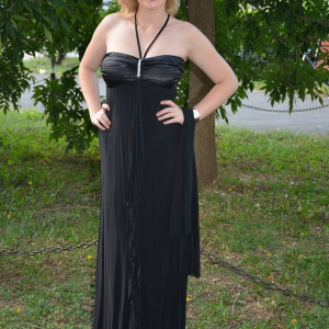 Rochie eleganta lunga, model simplu, cu o mica trena, pe negru - Img 2