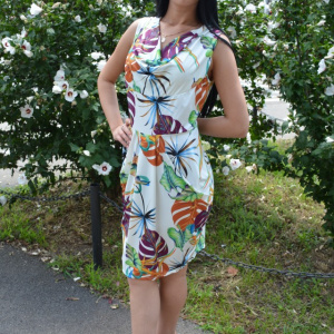 Rochie feminina, alba cu croi lejer pe silueta, cu design nonfigurativ - Img 4