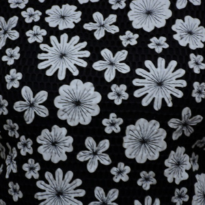 Rochie la moda, nuanta de negru-alb, imprimeu cu flori trendy - Img 4