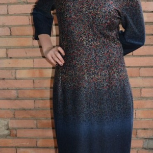 Rochie lejera cu croiala simpla, nuanta bleumarin cu design colorat - Img 2