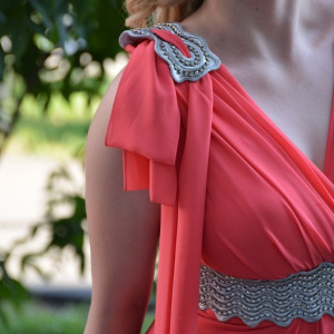 Rochie lunga de gala de nuanta corai cu insertii argintii din pietre - Img 6
