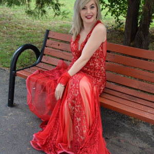 Rochie lunga de seara, tip sirena, dantela rosie cu insertii de tul - Img 2