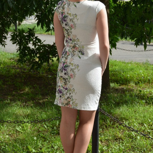 Rochie midi alba cu imprimeu floral multicolor si design in tesatura - Img 5