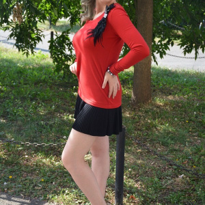 Rochie moderna, de culoare rosu-negru, cu pliuri - Img 4