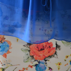 Rochie moderna nuanta albastra cu voal asimetric, design floral - Img 5