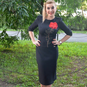 Rochie neagra cu design de motiv floral rosu iesit usor in relief - Img 2