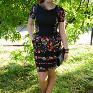 Rochie neagra, imprimeu cu aspect de broderie multicolora - Img 2