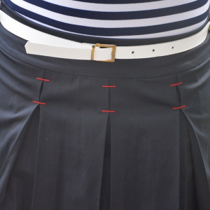 Rochie shic, scurta iar fusta cu pliuri bleumarin-rosu - Img 6
