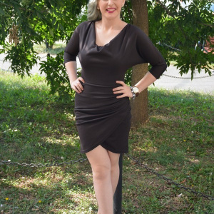 Rochie tinereasca, de culoare maro, decolteu in v - Img 3