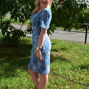 Rochie tinereasca, nuanta albastra, design de flori multicolore - Img 4