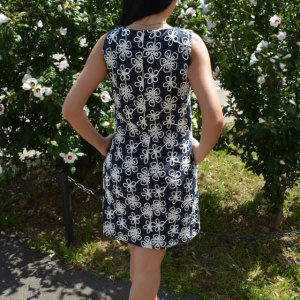 Rochie trendy cu croi lejer, design floral, realist, pe fond bleumarin - Img 5