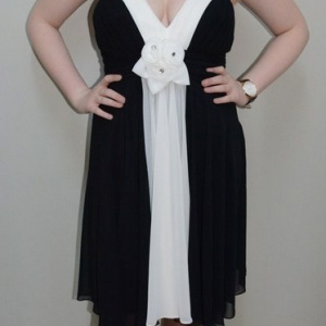 Rochie trendy, nuanta de negru-alb, decolteu in V - Img 2