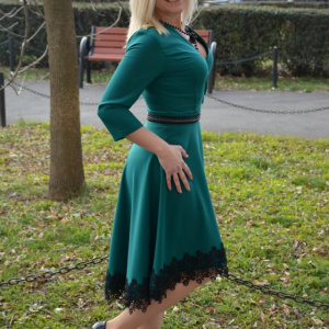 Rochie verde de ocazie cu insertie de dantela neagra, decolteu V - Img 2