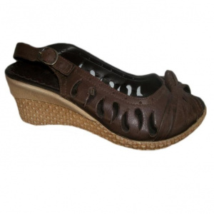Sanda joasa, cu un stil clasic, pe o talpa ortopedica - Img 1