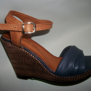 Sanda trendy cu platforma inalta, bareta de nuanta bleumarin - Img 2