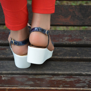 Sanda usoara si comoda, culoare bleumarin, din piele lacuita - Img 5