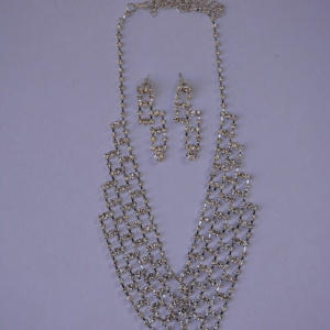 Set de bijuterii din cristale albe cu colier si cercei alungite - Img 6