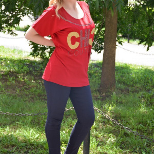 Tricou marsala cu maneca scurta, design rafinat cu strasuri si capse - Img 3