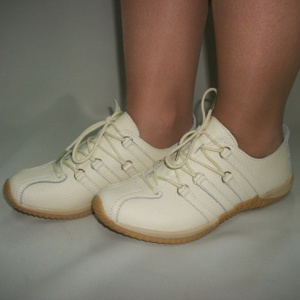 Adidas din piele, de culoare bej cu model de dungi asimetrice - Img 5