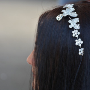 Agrafa chic din metal fin argintiu cu cristale sau perle aplicate - Img 5