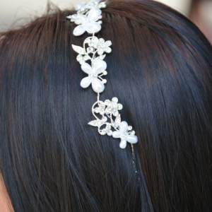Agrafa eleganta tip coronita cu model floral cu cristale, pe argintiu - Img 3